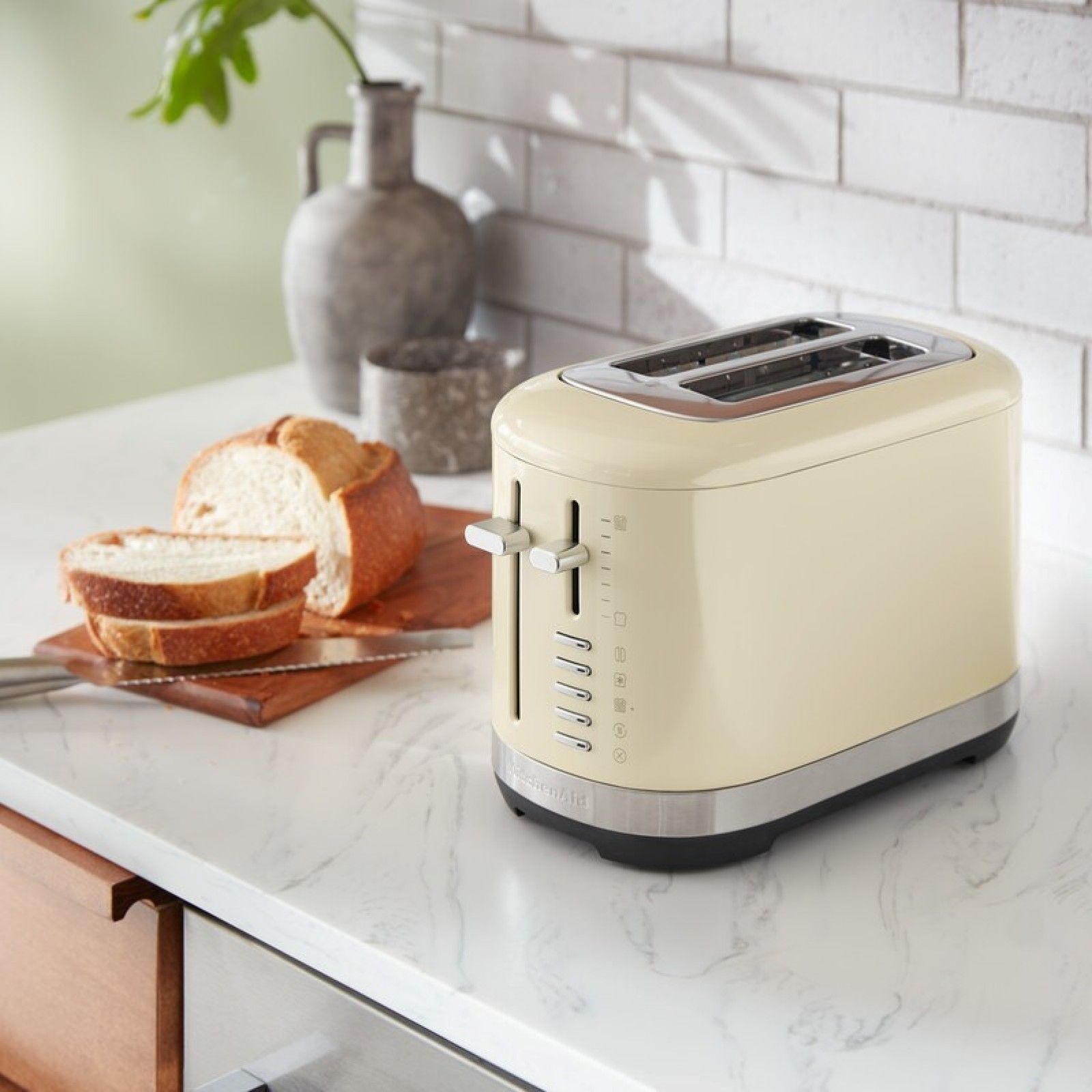 Тостер KitchenAid 2-Slice Toaster Almond Cream KMT2109AC