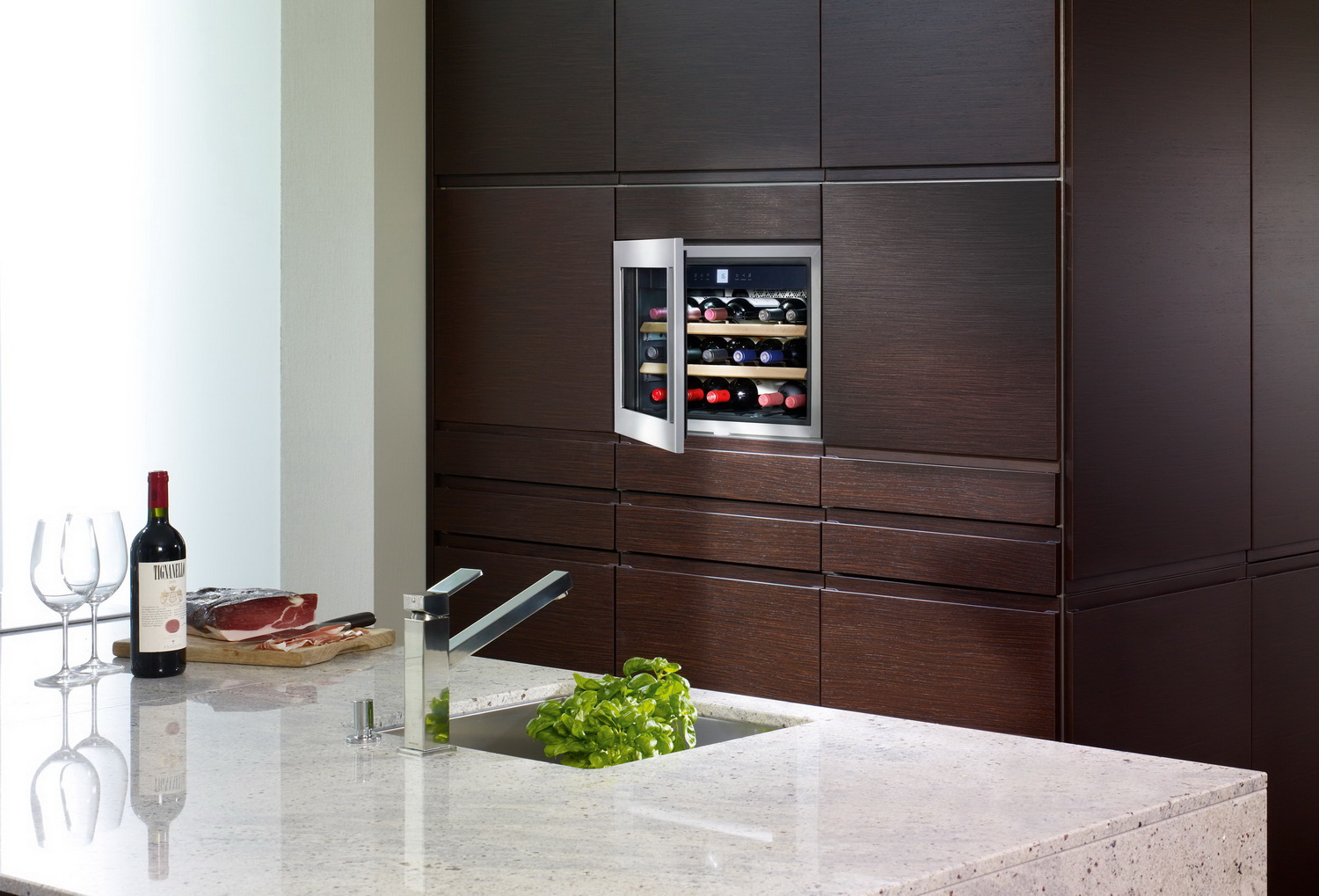 Встраиваемый винный шкаф Liebherr WKEes 553