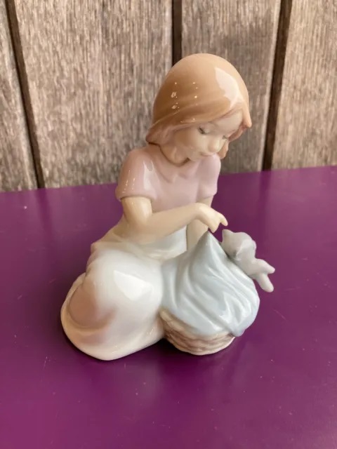 Статуэтка NAO Sleep Little Cat 2001580