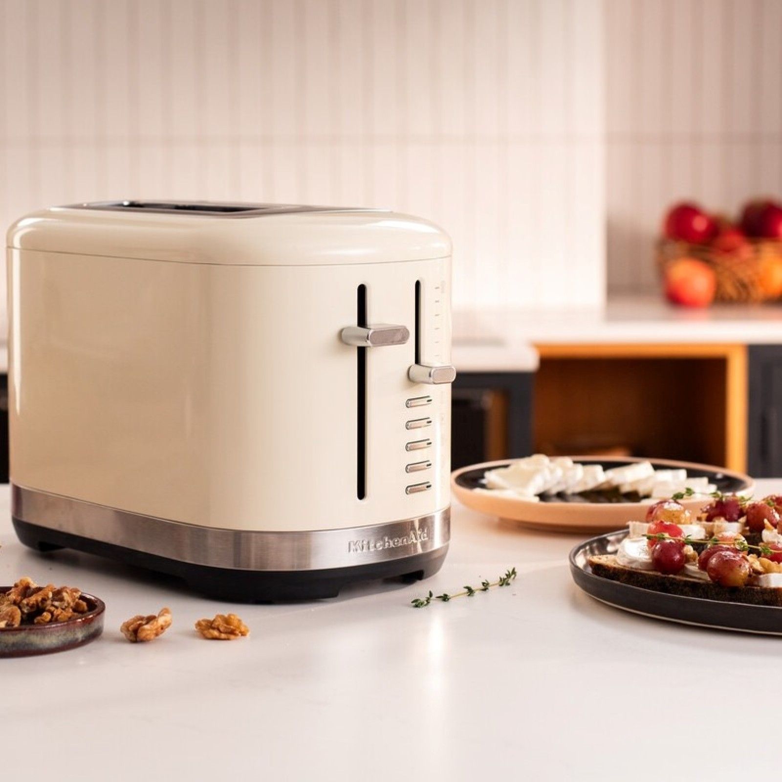Тостер KitchenAid 2-Slice Toaster Almond Cream KMT2109AC