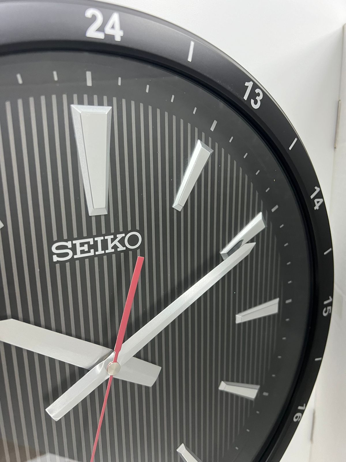 Настенные часы Seiko Quartz Wall Clock QXA802K