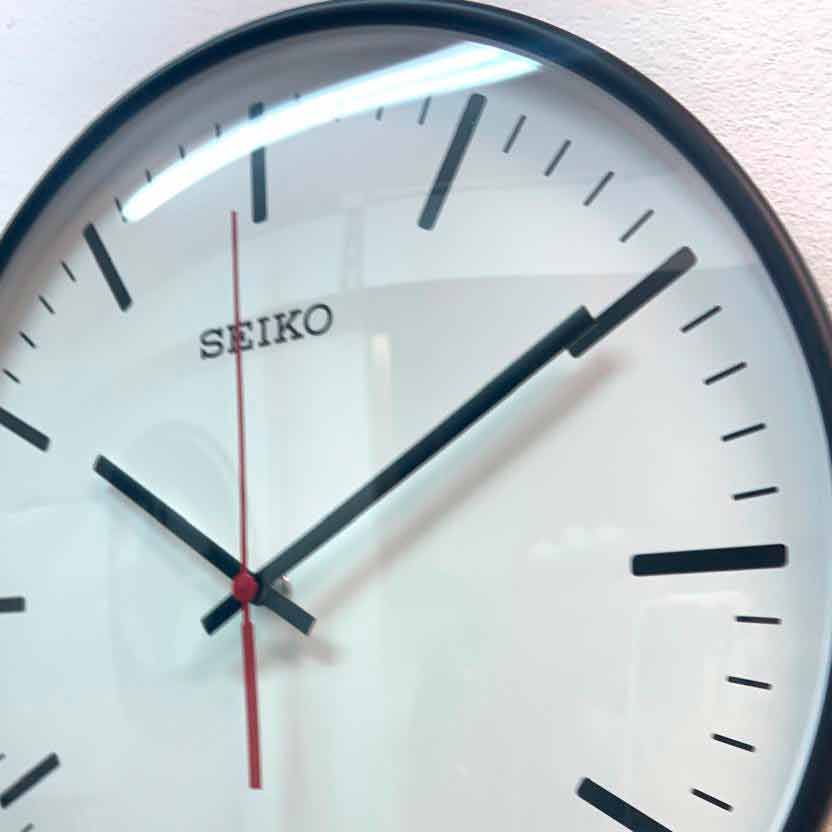 Настенные часы Seiko Quartz Wall Clock QXA701K