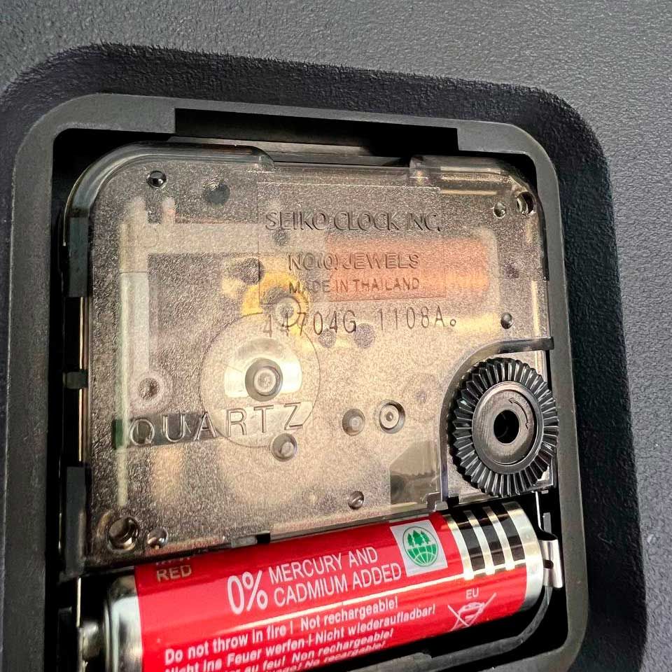 Настенные часы Seiko Quartz Wall Clock QXA815W