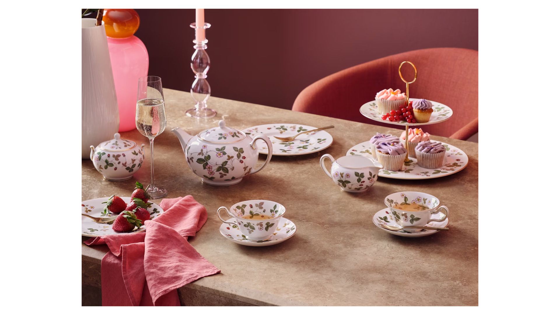 Блюдо прямоугольное Wedgwood Wild Strawberry Sandwich Tray 40001789