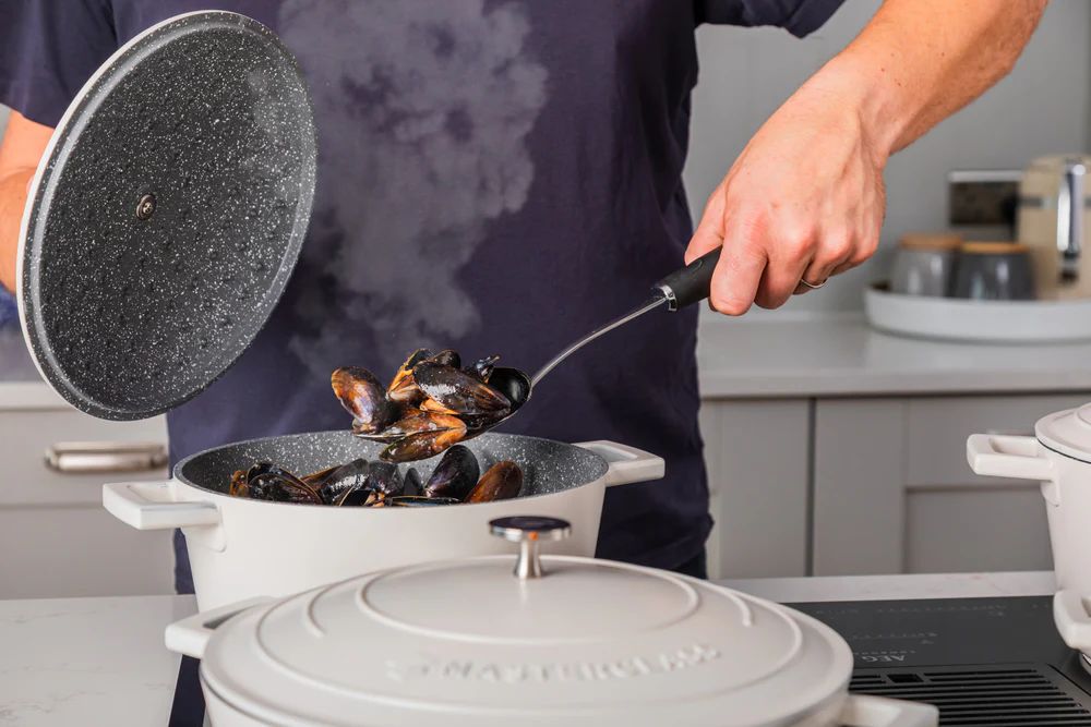 Кастрюля с крышкой KitchenCraft MasterClass Cream Cast Aluminium Casserole Dish MCMCRD24CRE