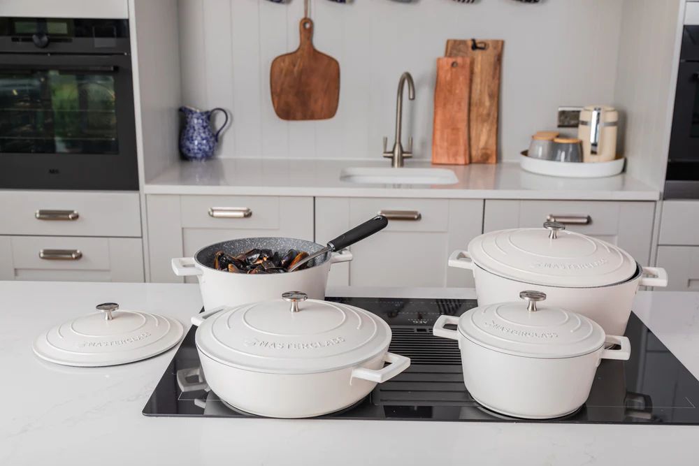 Кастрюля с крышкой KitchenCraft MasterClass Cream Cast Aluminium Casserole Dish MCMCRD24CRE