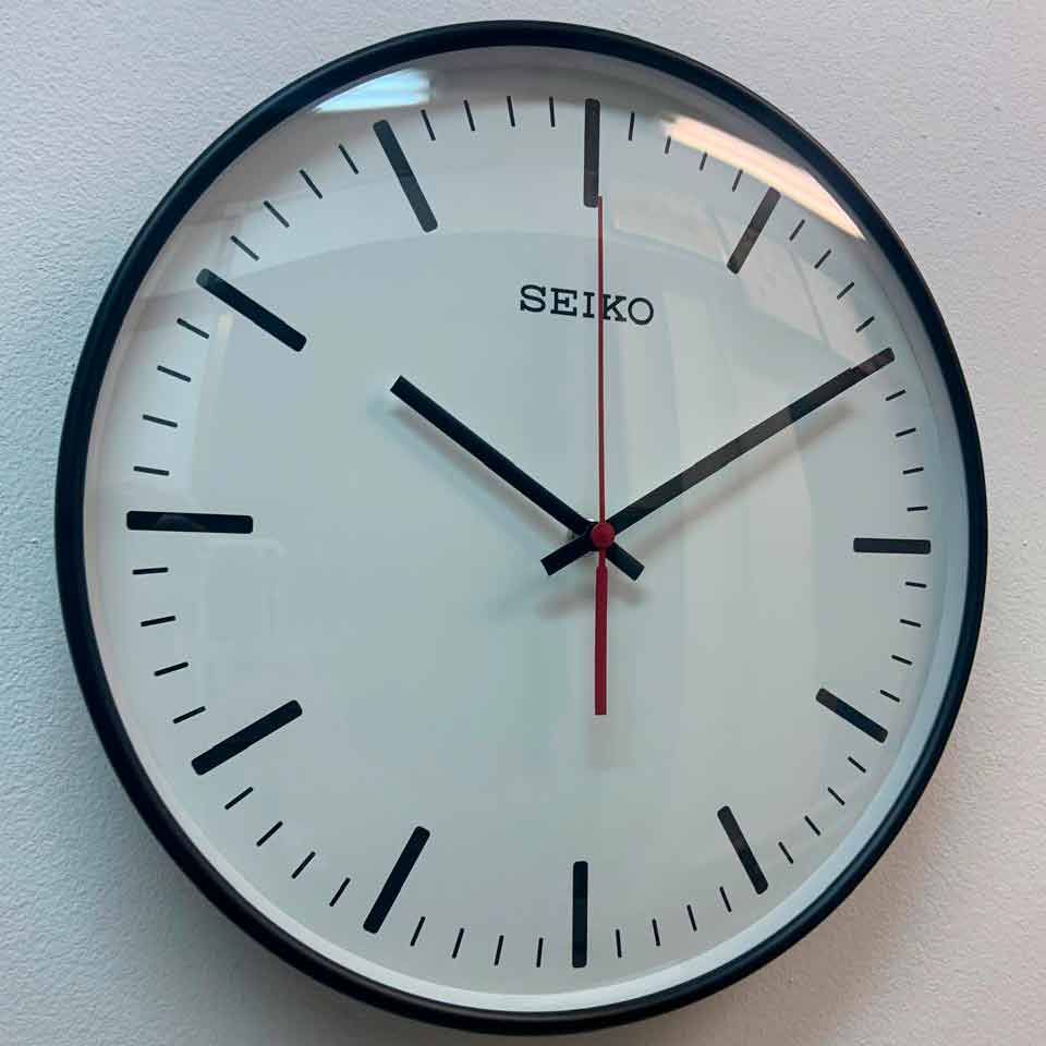 Настенные часы Seiko Quartz Wall Clock QXA701K