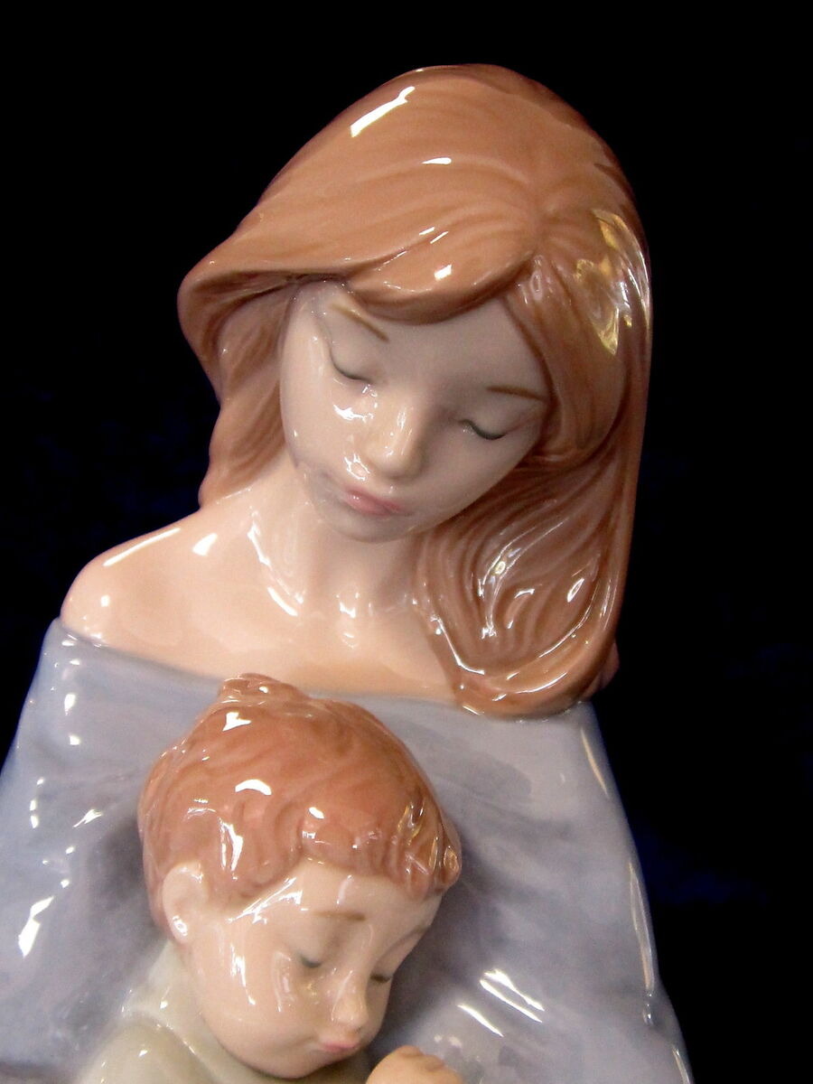 Статуэтка NAO The Greatest Bond 2001554